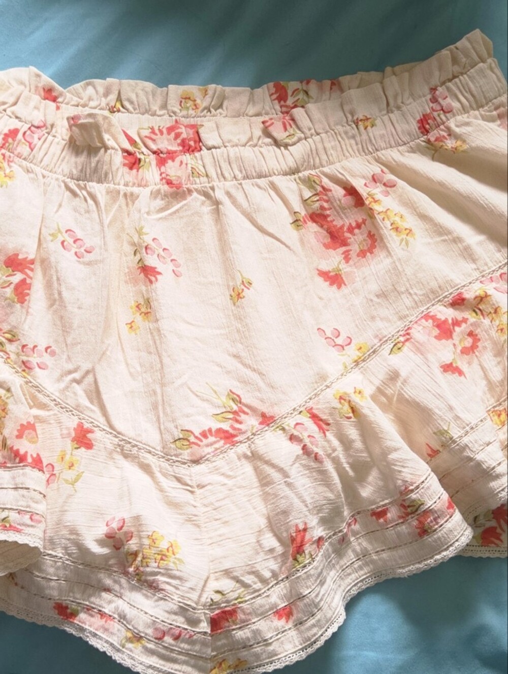Cream Floral Ruffle Shorts - Picture 2 of 4